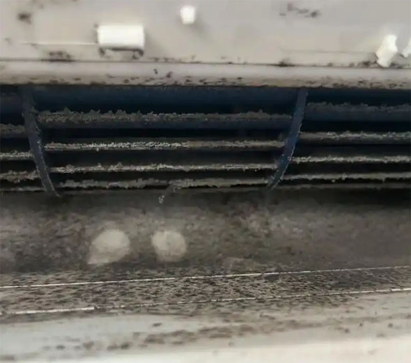 万荣空调吹的风有股烧焦味是怎么回事